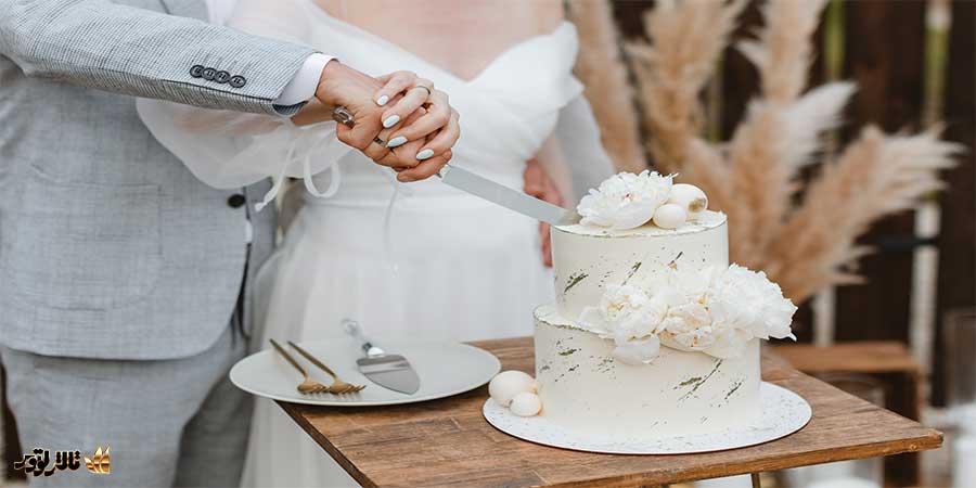 به جای کیک های بزرگ و طبقاتی از کیک های کوچکتر استفاده کنید چون کیک عروسی تنها جنبه ی نمادین دارد و هزینه بابت طعم بهتر و طبقات بیشتر ارزشی ندارد/تالار پذیرایی لوتوس