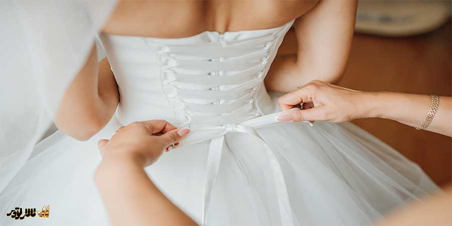 از جمله کارهایی که باید قبل از عروسی انجام دهید این است که لباس عروس خود را مجددا پرو کنید | تالار پذیرائی لوتوس